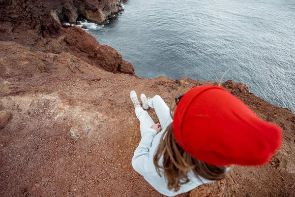 Viajando por la costa rocosa del océano — Foto de Stock