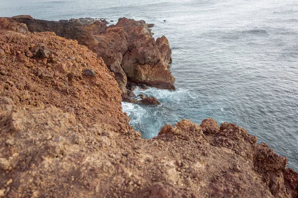 Costa oceânica rochosa com precipício íngreme — Fotografia de Stock