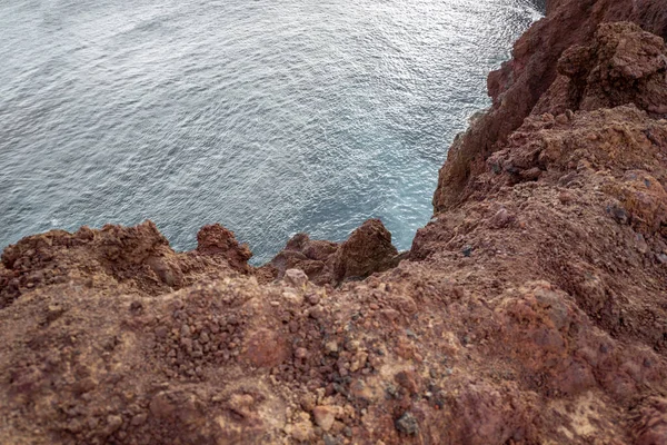 Costa oceânica rochosa com precipício íngreme — Fotografia de Stock