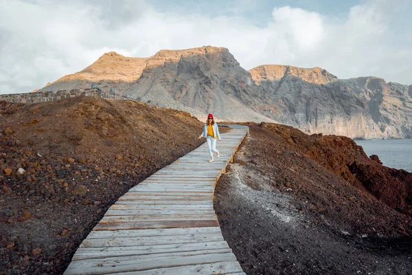 Reiziger loopt op het pad door het rotsachtige land — Stockfoto