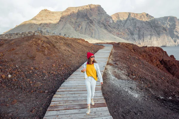 Reiziger loopt op het pad door het rotsachtige land — Stockfoto