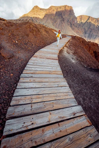 Viajero caminando por el sendero a través de la tierra rocosa — Foto de Stock