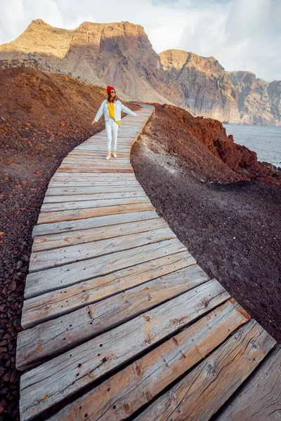 Viajero caminando por el sendero a través de la tierra rocosa — Foto de Stock