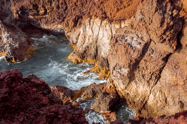 Costa oceânica rochosa em um pôr do sol — Fotografia de Stock