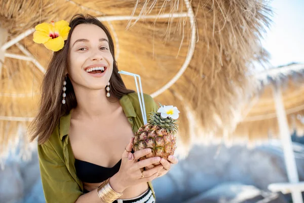 Жінка з екзотичним коктейлем на пляжі — стокове фото