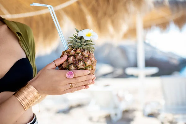 Woman holding summer cocktail on the beach resort — Stock Photo, Image