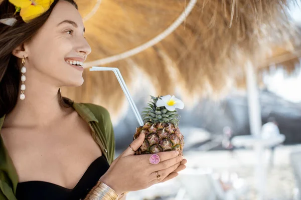 Woman with exotic cocktail at the beach resort — Stock Photo, Image