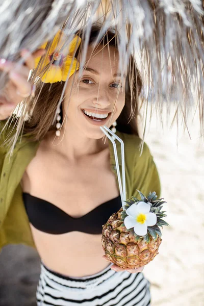 Woman with exotic cocktail at the beach resort — Stockfoto