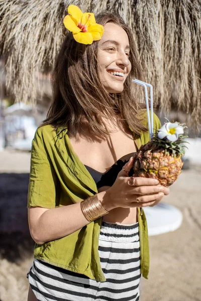 Kvinna med exotisk cocktail på badorten — Stockfoto