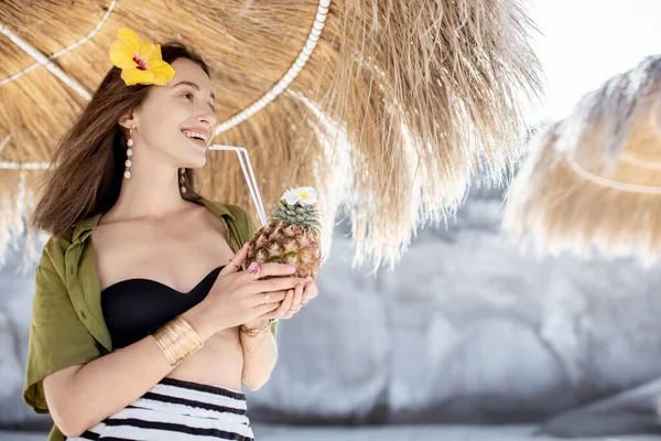 Woman with exotic cocktail at the beach resort — Stock Photo, Image