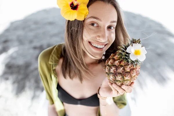 Mujer con cóctel exótico en el resort de playa — Foto de Stock