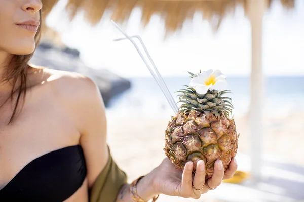 Жінка тримає літній коктейль на пляжі — стокове фото