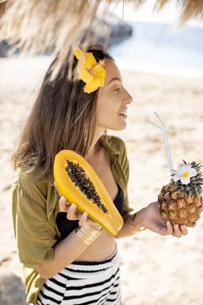 Woman with papaya fruit at the beach resort — Stock Photo, Image
