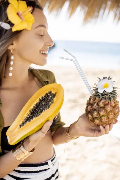 Mulher com frutas de mamão no resort de praia — Fotografia de Stock