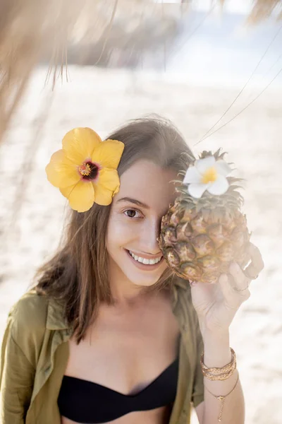 Chica de verano con fruta de piña en el resort de playa —  Fotos de Stock