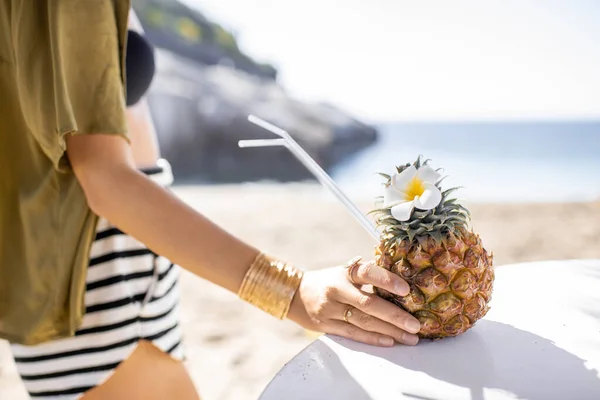 Woman with exotic cocktail at the beach resort — Stock Photo, Image