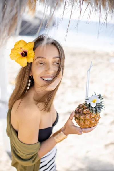 Жінка з екзотичним коктейлем на пляжі — стокове фото