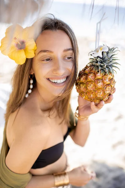 Menina de verão com frutas de abacaxi no resort de praia — Fotografia de Stock