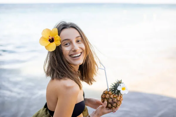 Summer girl with exotic cocktail at the beach resort — Stock Photo, Image