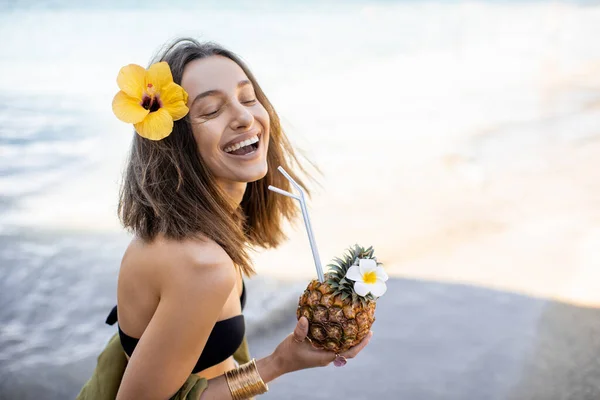 Summer girl with exotic cocktail at the beach resort — Stock Photo, Image