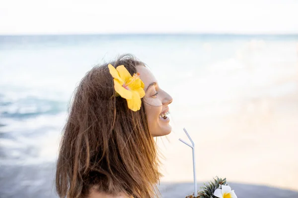 Chica de verano con cóctel exótico en el resort de playa — Foto de Stock