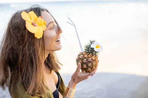 Summer girl with exotic cocktail at the beach resort — Stock Photo, Image