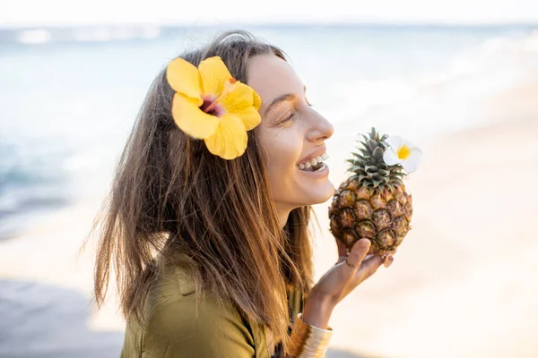 Menina de verão com frutas exóticas no resort de praia — Fotografia de Stock