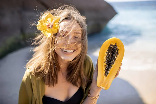 Summer girl with exotic fruit at the beach resort — Stock Photo, Image