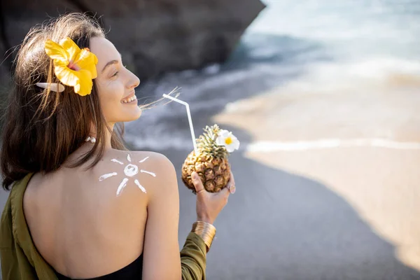 Summer girl with exotic cocktail at the beach resort — Stock Photo, Image