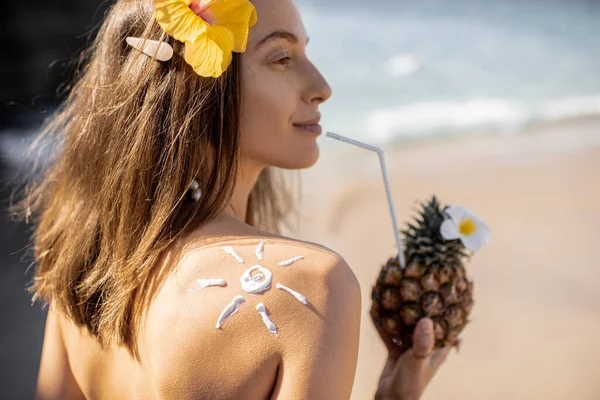 Summer girl with exotic cocktail at the beach resort — Stockfoto