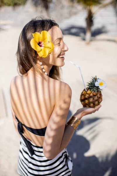 Summer girl with fruit on the beach — Stock Photo, Image