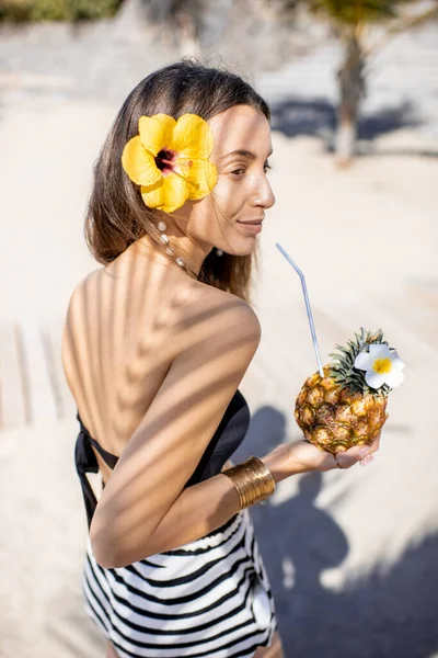 Zomer meisje met fruit op het strand — Stockfoto