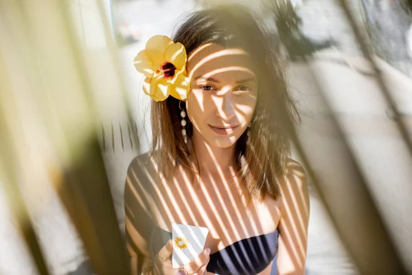 Chica de verano con crema solar en la playa —  Fotos de Stock