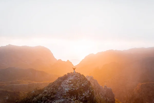 Fjellkjede under skyene ved solnedgang – stockfoto