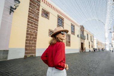 Tenerife adasındaki eski şehir La Laguna 'da seyahat eden bir kadın.