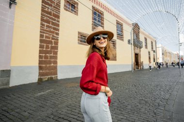 Tenerife adasındaki eski şehir La Laguna 'da seyahat eden bir kadın.