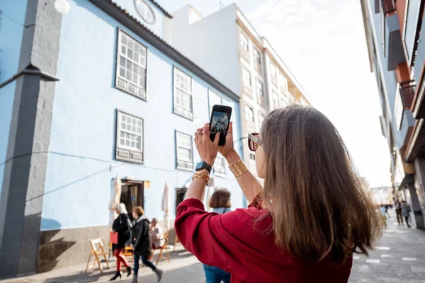 Mujer recorriendo el casco antiguo de la ciudad de La Laguna en la isla de Tenerife, España —  Fotos de Stock