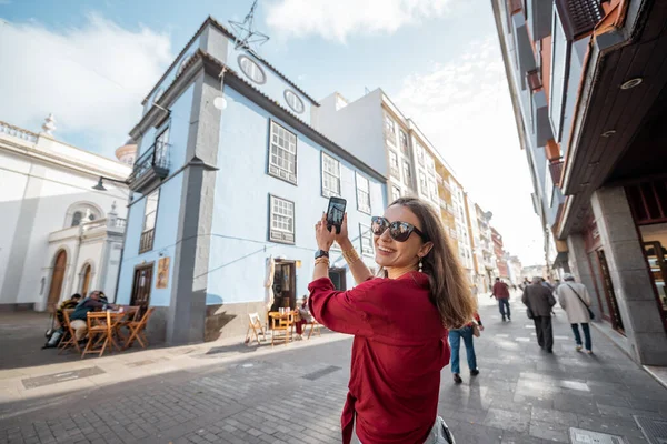 Mujer recorriendo el casco antiguo de la ciudad de La Laguna en la isla de Tenerife, España —  Fotos de Stock