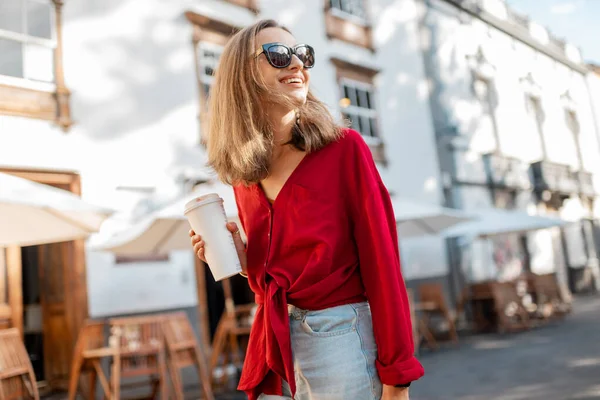 Retrato de estilo de vida de una mujer con café en el casco antiguo —  Fotos de Stock