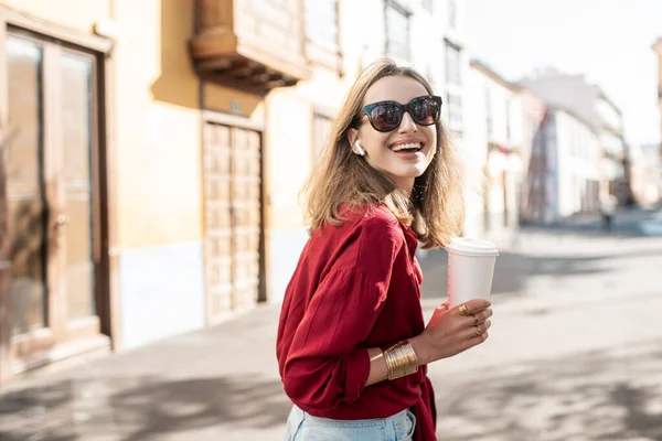 Retrato de estilo de vida de una mujer con café en el casco antiguo —  Fotos de Stock