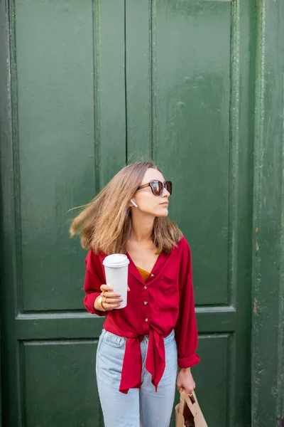 Mujer con estilo con café en el fondo verde —  Fotos de Stock