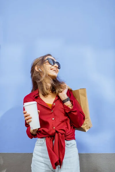 Mujer con estilo con café en el fondo de la pared de color —  Fotos de Stock