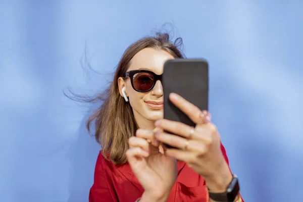 Γυναίκα με τηλέφωνο στο φόντο χρώμα σε εξωτερικούς χώρους — Φωτογραφία Αρχείου