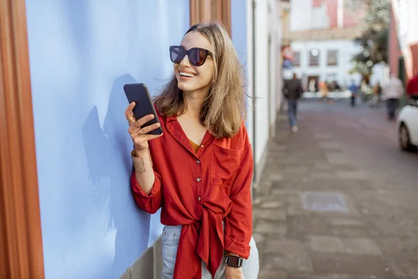 Mujer con teléfono en la calle de la ciudad — Foto de Stock