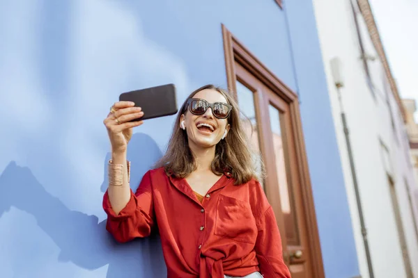 Mulher com telefone na rua da cidade — Fotografia de Stock