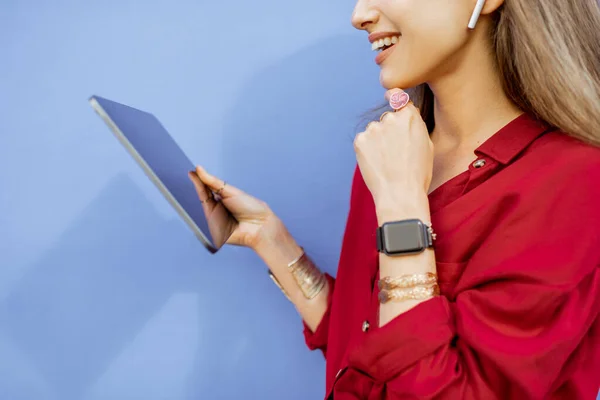 색 배경에 디지털 태블릿을 갖고 있는 여성 — 스톡 사진