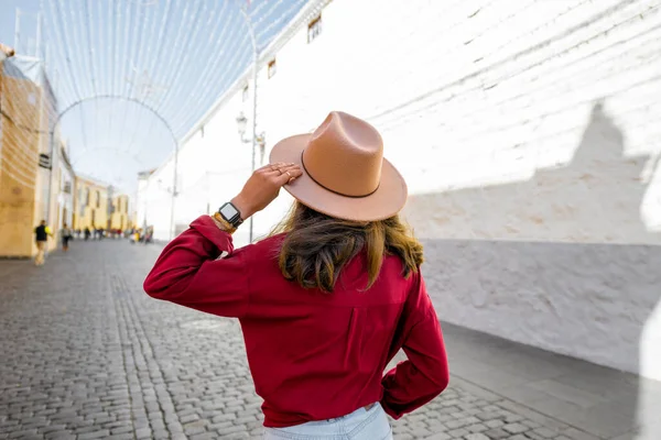 Donna che viaggia nella vecchia città spagnola sull'isola di Tenerife — Foto Stock