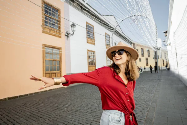 Donna che viaggia nel centro storico La Laguna sull'isola di Tenerife — Foto Stock