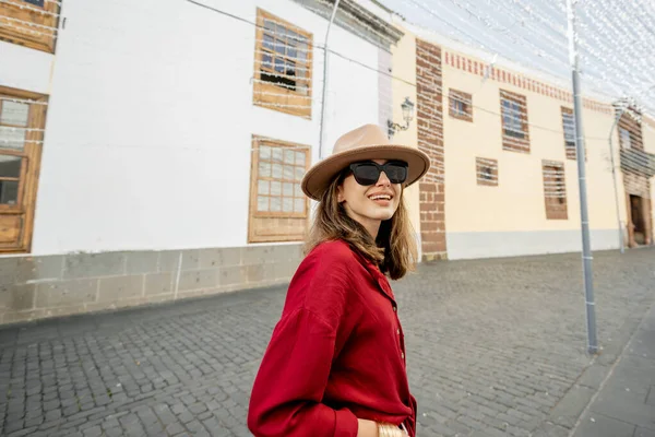 Mujer viajando por el casco antiguo de La Laguna en la isla de Tenerife —  Fotos de Stock