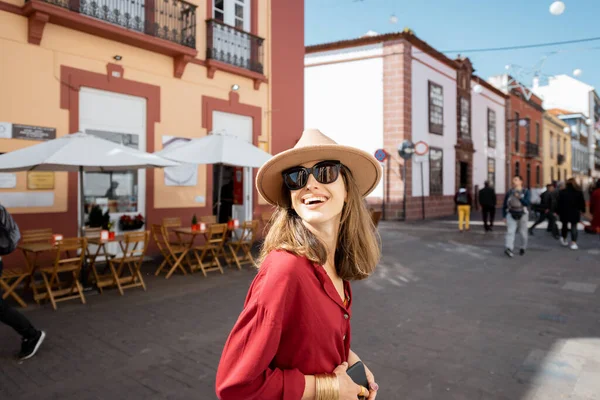 Wanita bepergian di kota tua La Laguna di pulau Tenerife — Stok Foto